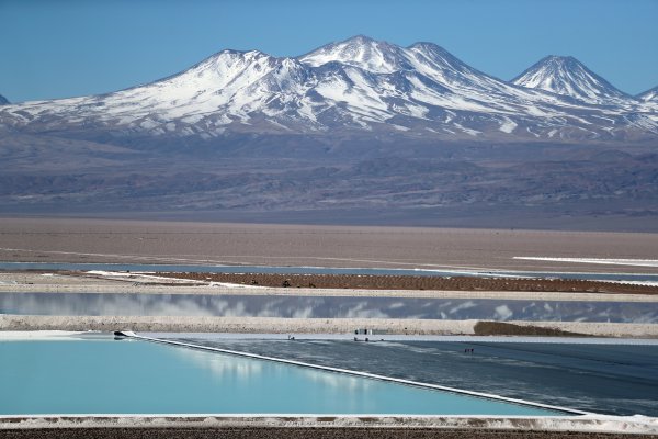 Albemarle acusa a Chile de discriminación por negar acceso a estudio sobre salar