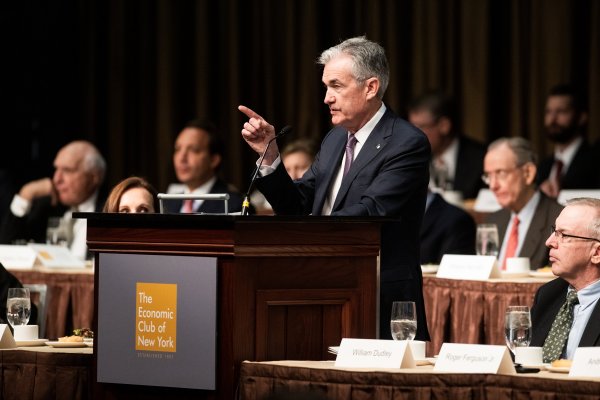 Presidente de la Fed pide paciencia y dice que política monetaria expansiva es apropiada