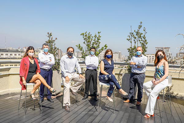 De izq. a der.: Cristina Torres, subdirectora de Racionalización y Función Pública; Claudio Martínez, subdirector de Presupuestos; Matías Acevedo, director; Mauricio Carrasco, jefe de Estudios; Ingrid Jones, coordinadora de Sectores Productivos y Empleo del Área Microeconómica; David Lefin, jefe de Comunicaciones; y Valeria Signorini, coordinadora de Políticas Sociales del Área Microeconómica.