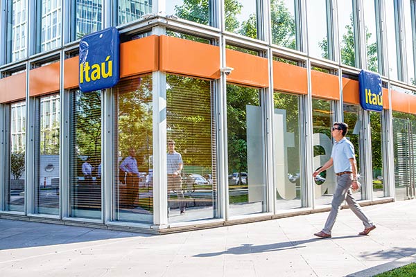 Itaú es el sexto banco más grande de Chile en términos de participación de mercado en colocaciones. Foto: Bloomberg
