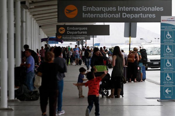 <p>Gobierno sube exigencias a viajeros desde Brasil y aerolíneas analizarán eventual impacto</p>
