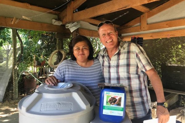 Rodolfo Campos, fundador de Bio-Feed, y clienta que adquirió un biorreactor.