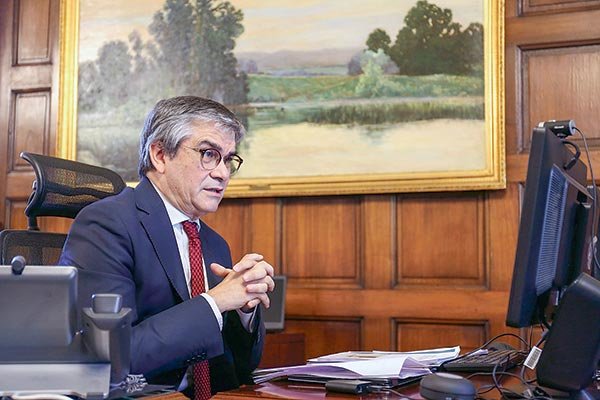 Marcel advierte sobre alza del empleo informal y necesidad de recuperar niveles de stock