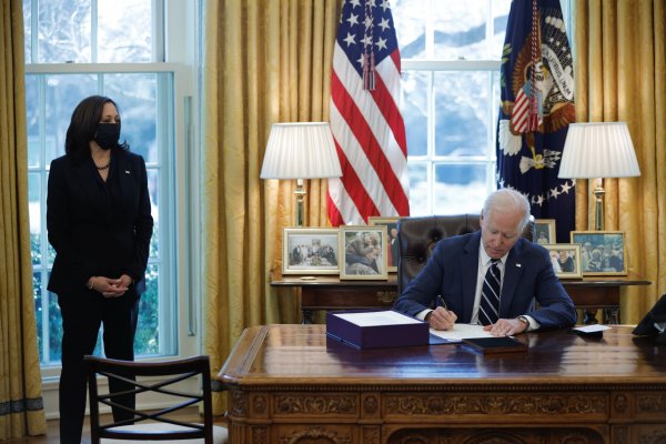 Biden promulga estímulo por US$ 1,9 billones en aniversario de confinamientos en EEUU
