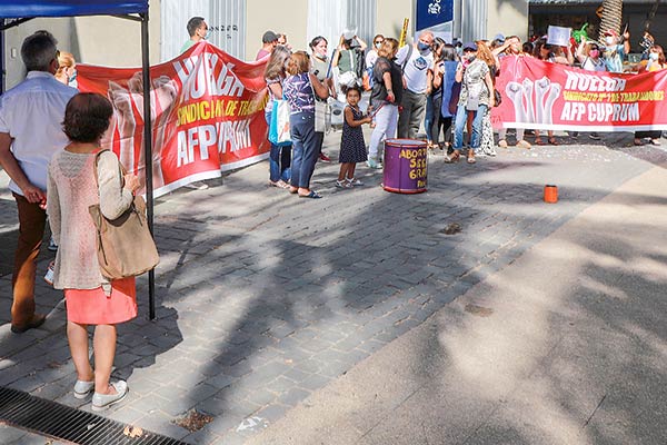 Sindicato de trabajadores de AFP Cuprum sigue en huelga de casi 20 días