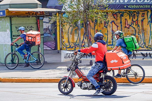 Los repartidores pueden funcionar con salvoconducto. Foto: Agencia Uno