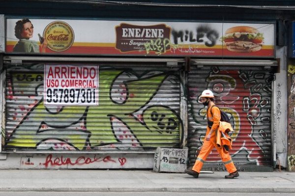 El saldo de la pandemia: economía chilena se contrajo 5,8% en 2020 con la construcción y servicios como las actividades más perjudicadas