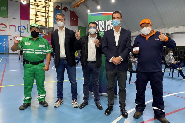 El ministro de Energía, Juan Carlos Jobet (segundo de derecha a izquierda), encabezó la inoculación desde el gimnasio corporativo de la empresa Enel.