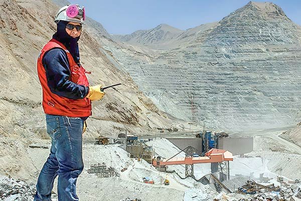 Minera del grupo Luksic logra evitar la huelga en su mayor yacimiento de cobre
