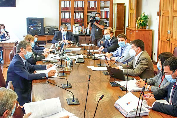 Rodrigo Cerda asistió ayer por primera presencialmente al Congreso en calidad de Ministro de Hacienda.