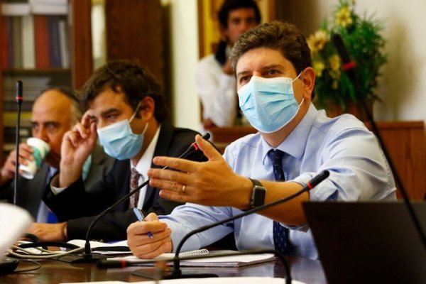 <p>El subsecretario de Hacienda, Alejandro Weber, junto a la titular de Desarrollo Social, Karla Rubilar, y el jefe de las finanzas públicas, Rodrigo Cerda. Foto: Agencia Uno </p>