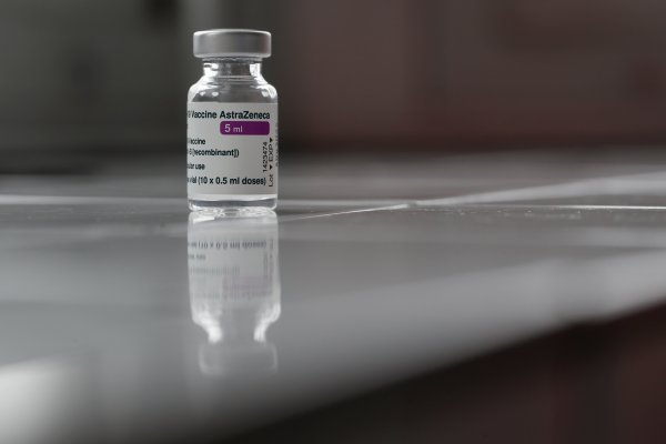 Unión Europea endurece restricciones a exportación de vacunas en medio de una tercera ola que no da tregua