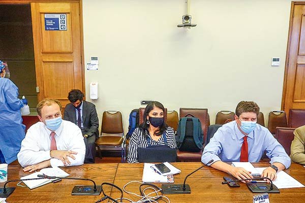 El subsecretario de Hacienda, Alejandro Weber, junto a la titular de Desarrollo Social, Karla Rubilar, y el jefe de las finanzas públicas, Rodrigo Cerda. Foto: Agencia Uno