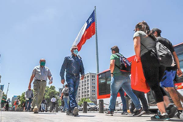 S&P rebaja calificación de Chile y anticipa unas finanzas “más débiles” tras la pandemia