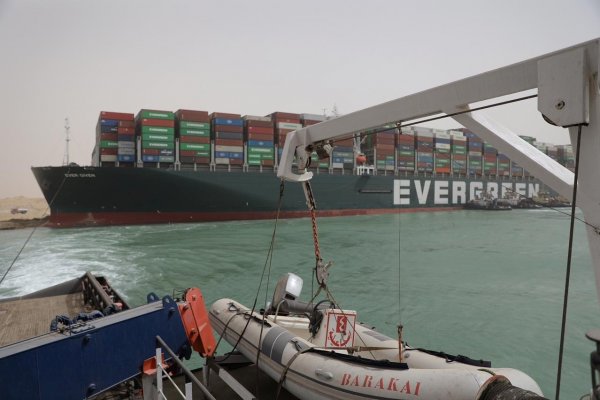 El Canal de Suez suspende temporalmente la navegación por buque varado