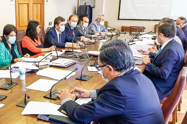 Los ministros de Hacienda, Rodrigo Cerda, y Desarrollo Social, Karla Rubilar, negociaron el acuerdo. Foto: Agencia Uno