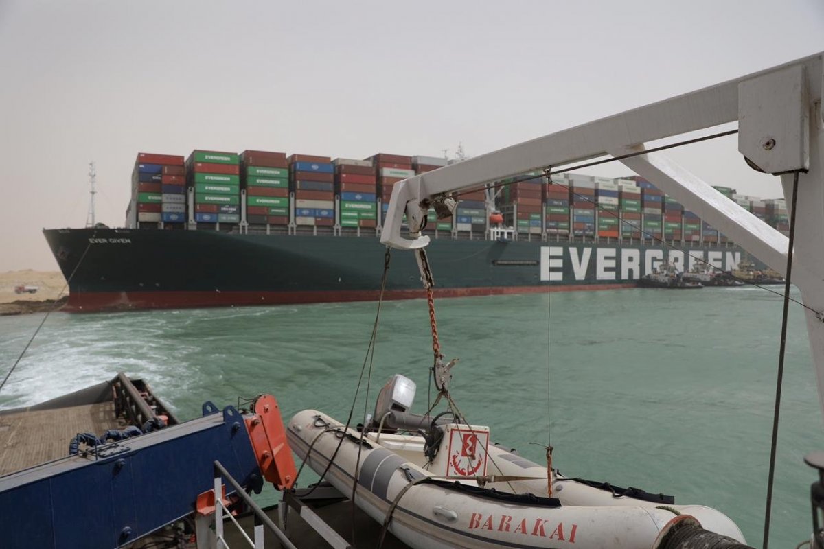 <p>El Canal de Suez suspende temporalmente la navegación por buque varado</p>