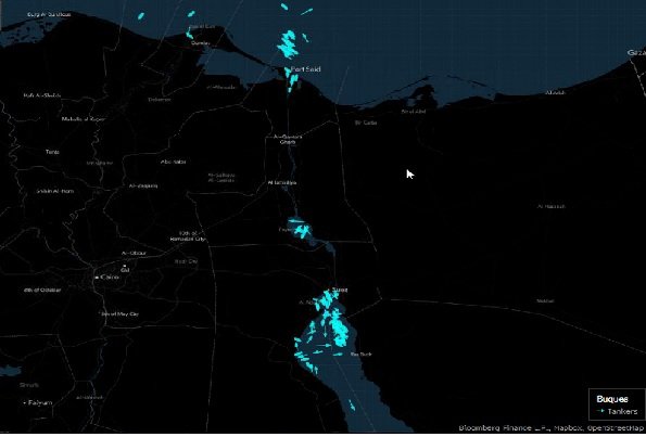 <p>Un "taco" de más de 230 barcos sigue esperando poder atravesar el bloqueado canal de Suez</p>