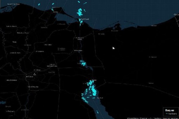 Un "taco" de más de 230 barcos sigue esperando poder atravesar el bloqueado canal de Suez
