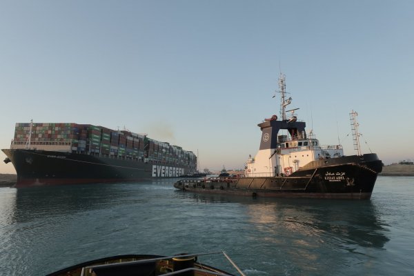 Logran reflotar el Ever Given en el canal de Suez y reanudan circulación