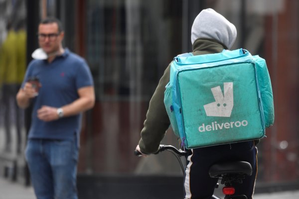 Deliveroo decepciona en su salida a bolsa: acciones se desploman más de 30%