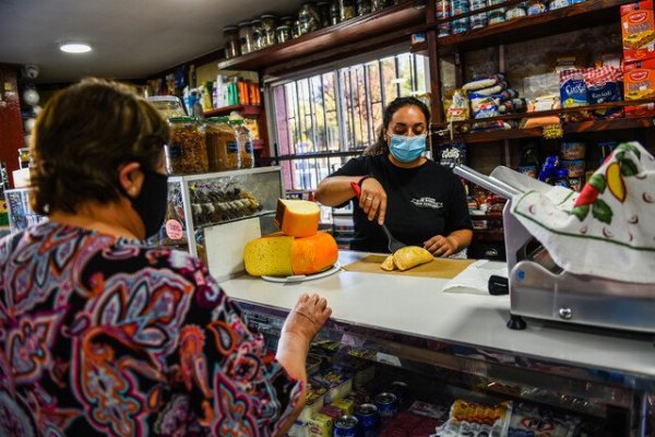 El comercio se mantiene al alza y salva el verano con cifras azules