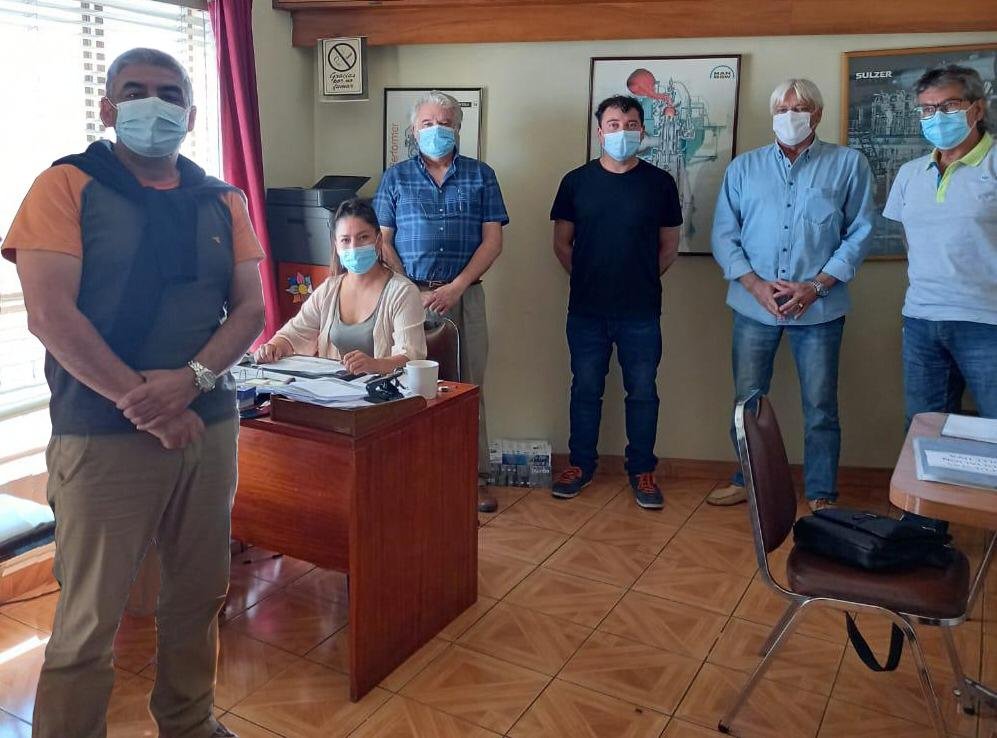 <p>De derecha a izquierda: Luis Marín, Carla Salomón, Domingo Carrasco, David Acevedo, Simon Pecarevic (presidente del sindicato) y Leonardo Retamales.</p>