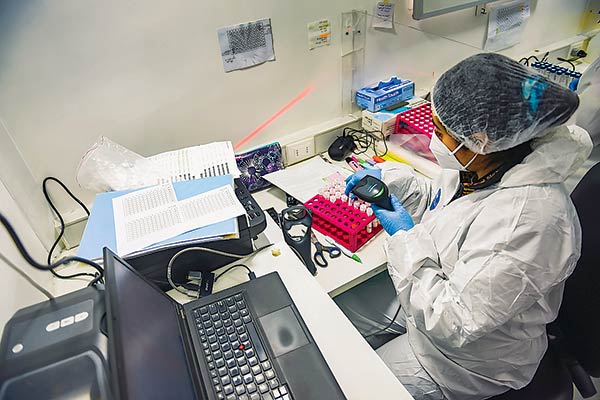 Empresas podrán hacer PCR a sus trabajadores siempre y cuando asuman el costo del examen