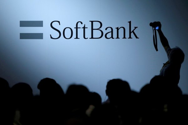 SoftBank analiza invertir en eventual compañía que resulte de la combinación entre Televisa y Univision
