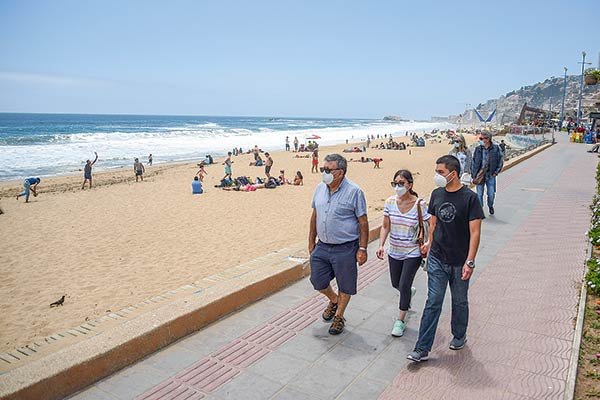 ¿Vacaciones ilimitadas? ¿Postnatal para hombres? Las fórmulas de dos empresas chilenas para estimular el bienestar de sus trabajadores