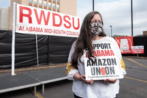 Amazon logra histórica victoria en votación sobre sindicalización de sus trabajadores