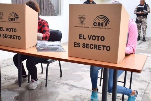 Peruanos y ecuatorianos acuden a votar en jornada clave de elecciones presidenciales