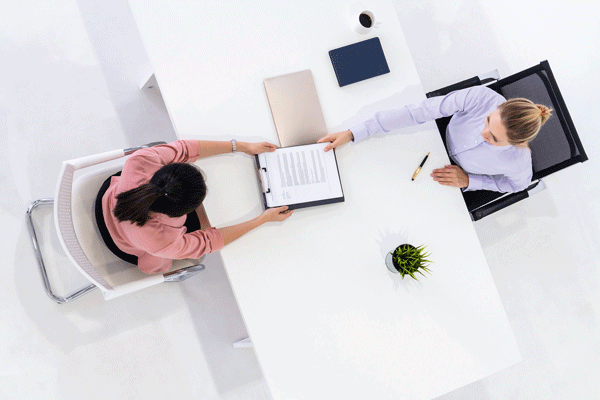 "Currículum ciego": la tendencia que gana adeptos en las empresas chilenas