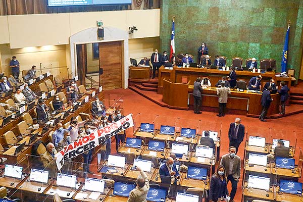 La Sala de la Cámara de Diputados sesionó ayer en dos ocasiones para abordar el tercer retiro. Foto: Agencia Uno