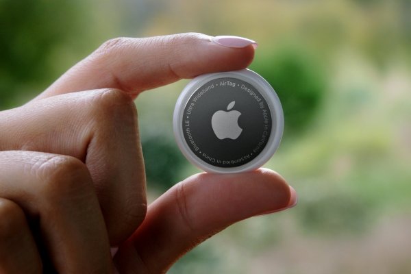 Apple presenta sus AirTags para hallar artículos perdidos y iMacs delgados en nuevos colores