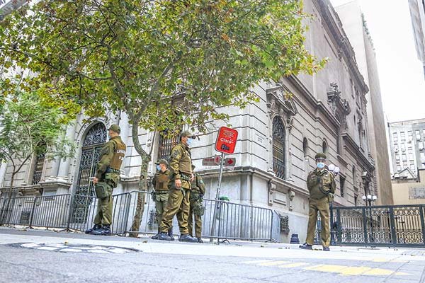 La sede del TC mantiene resguardo policial permanente. Foto: Agencia Uno