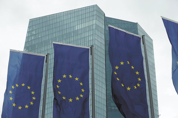 El BCE mantiene las tasas y su compromiso de elevar el ritmo de compras durante el segundo trimestre