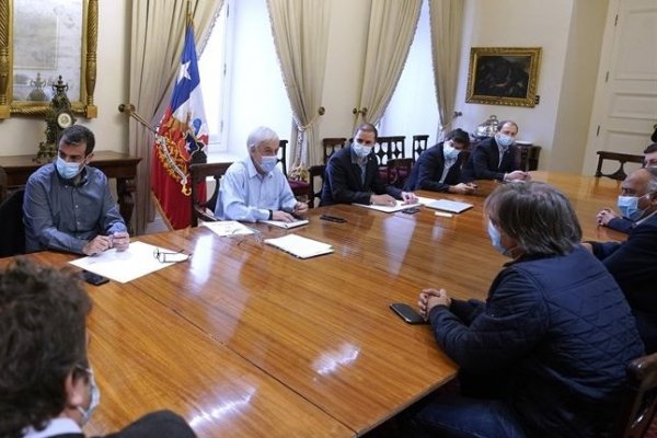 Fotografía de la reunión de senadores con el Presidente de la República ayer 24 de abril en La Moneda