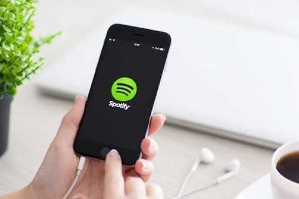 Spotify sella acuerdo con Facebook para que usuarios usen el servicio en apps de la red social