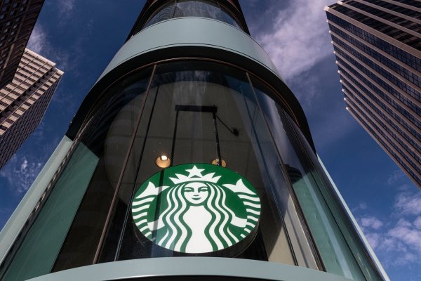 Ventas globales de Starbucks no cumplen expectativas pese a repunte de su operación en EEUU