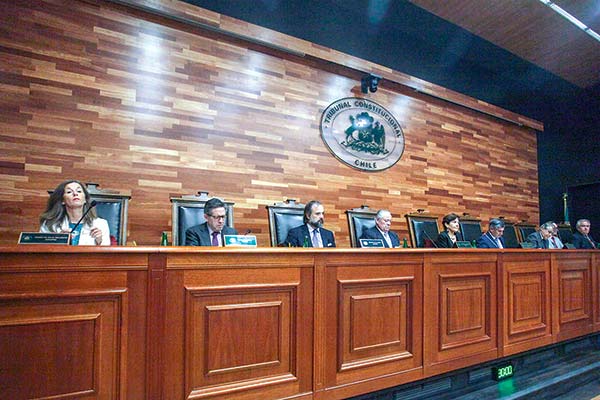 Constitucionalistas ven espacio para que el Ejecutivo vaya al TC por “súper ricos” y royalty