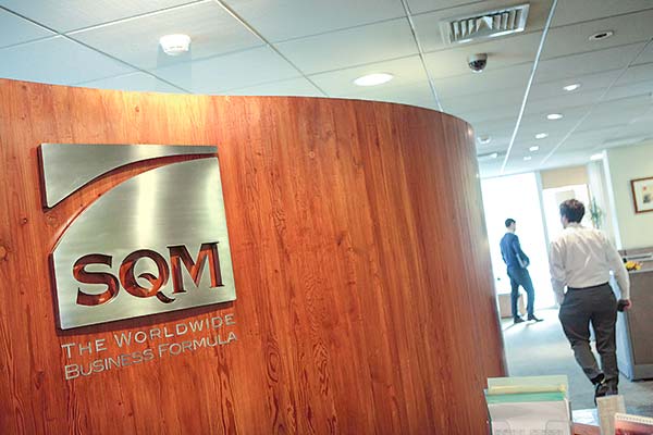 SQM cierra aumento de capital y logra rematar títulos en bolsa