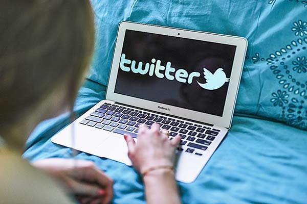 Acciones de Twitter se desploman por desaceleración de usuarios
