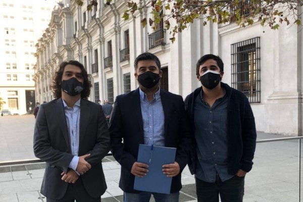 Valentín Acuña, Marcos Rivas y Tomás Silva miembros de Asech y los encargados de entregarle la carta al Presidente.