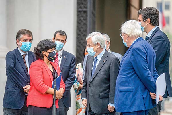 El viernes pasado la presidenta del Senado, Yasna Provoste, acordó con el Presidente de la República, Sebastián Piñera, una agenda de mínimos comunes para ir en ayuda de las familias con políticas públicas universales. La negociación se realizará esta semana en el Congreso y contempla un plan de recaudación fiscal que apunta a eliminar parte de las exenciones tributarias vigentes. Foto: Presidencia