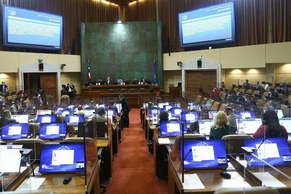 <p>Comisión de Trabajo de la Cámara aprueba que el 15 y 16 de mayo sean feriados irrenunciables</p>