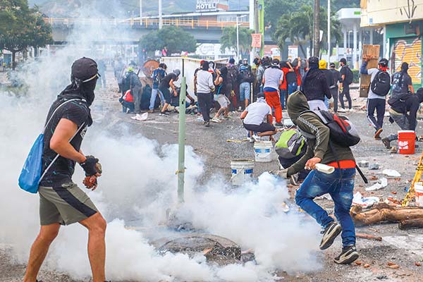 José Manuel Restrepo, el académico conciliador que llega a liderar Hacienda en plena crisis en Colombia