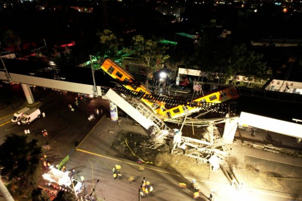 Colapsa un tramo de una paso elevado del metro en Ciudad de México.