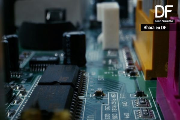<p>Ahora en DF| ¿Cuál es la relación entre la escasez de chips y el aumento en el precio de algunos productos?</p>