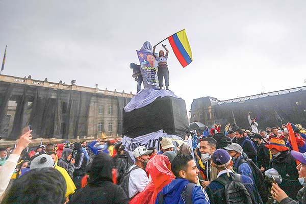Presidente colombiano convoca primera jornada de diálogo en medio de masivo paro nacional